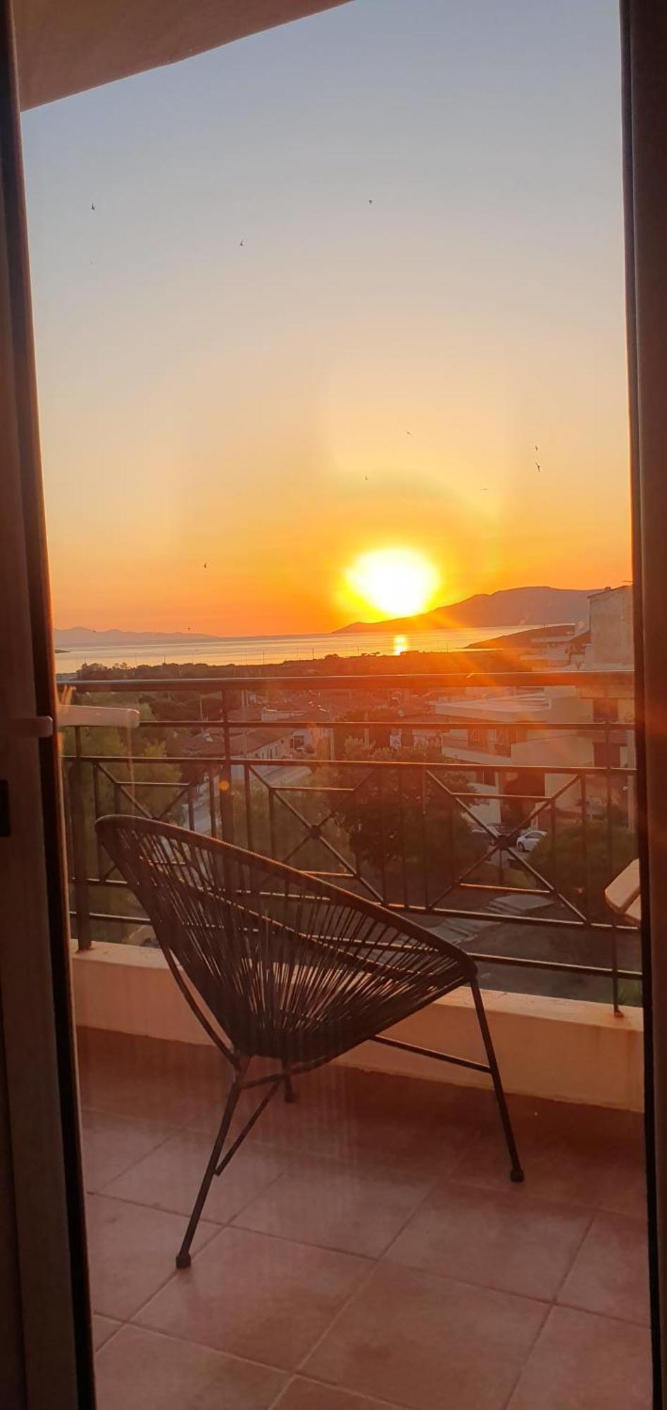 Sea & Mountain Apartment Close To Port And City Lávrion Eksteriør billede